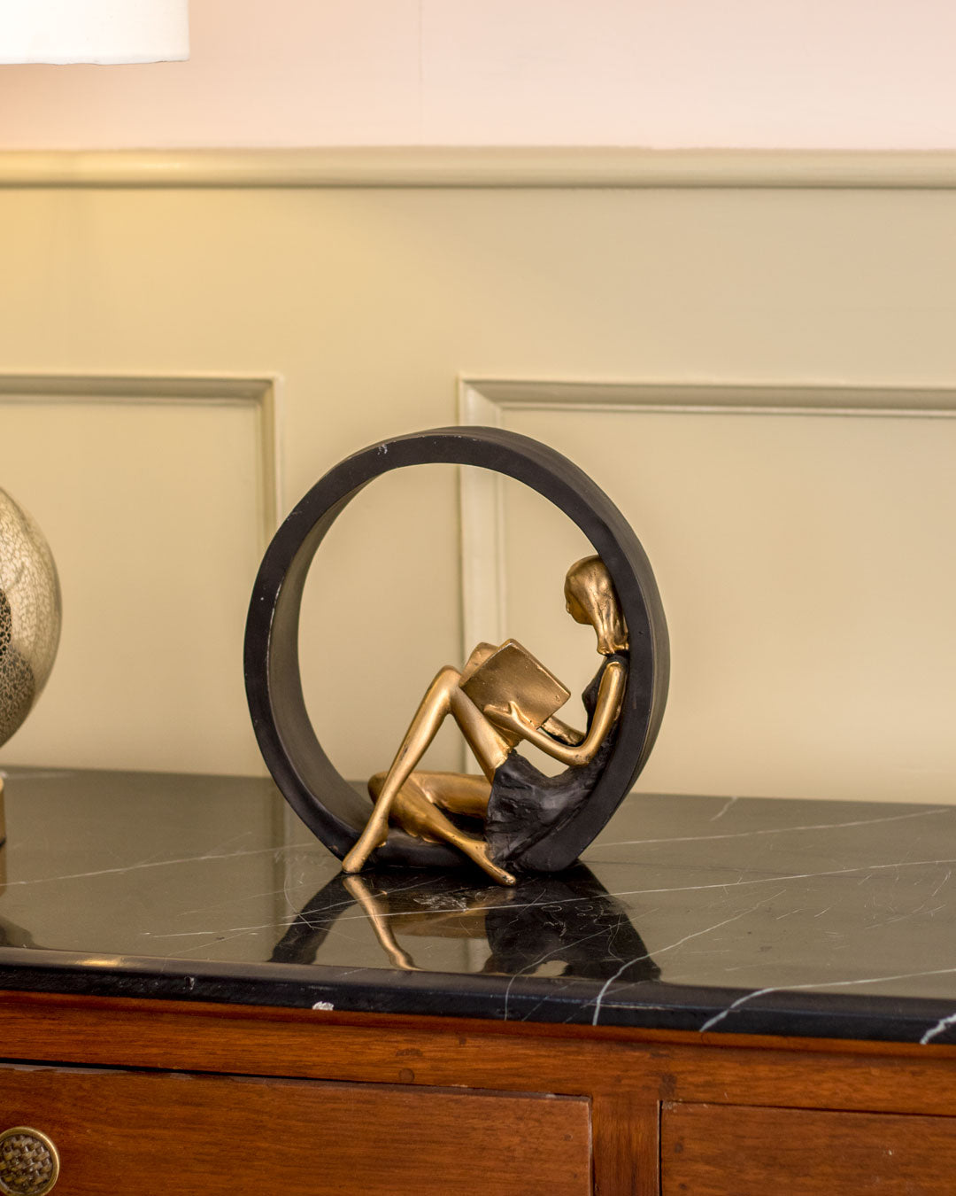 ReadingGrace - Utsmyckad staty av en flicka som läser en bok, för ett modernt rum