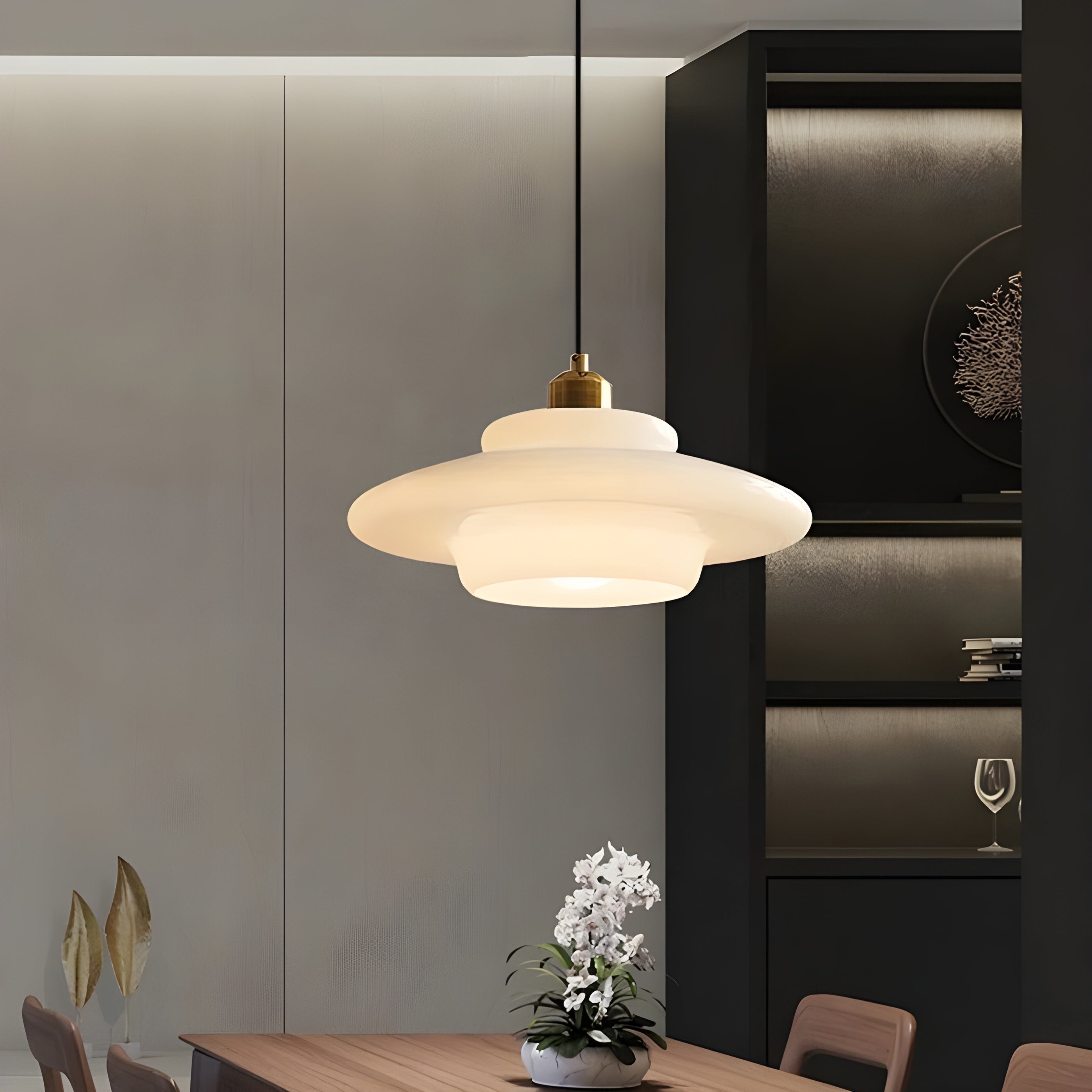 AuraBeam Light – Minimalistisk elfenbensfärgad LED-hänglampa i glas