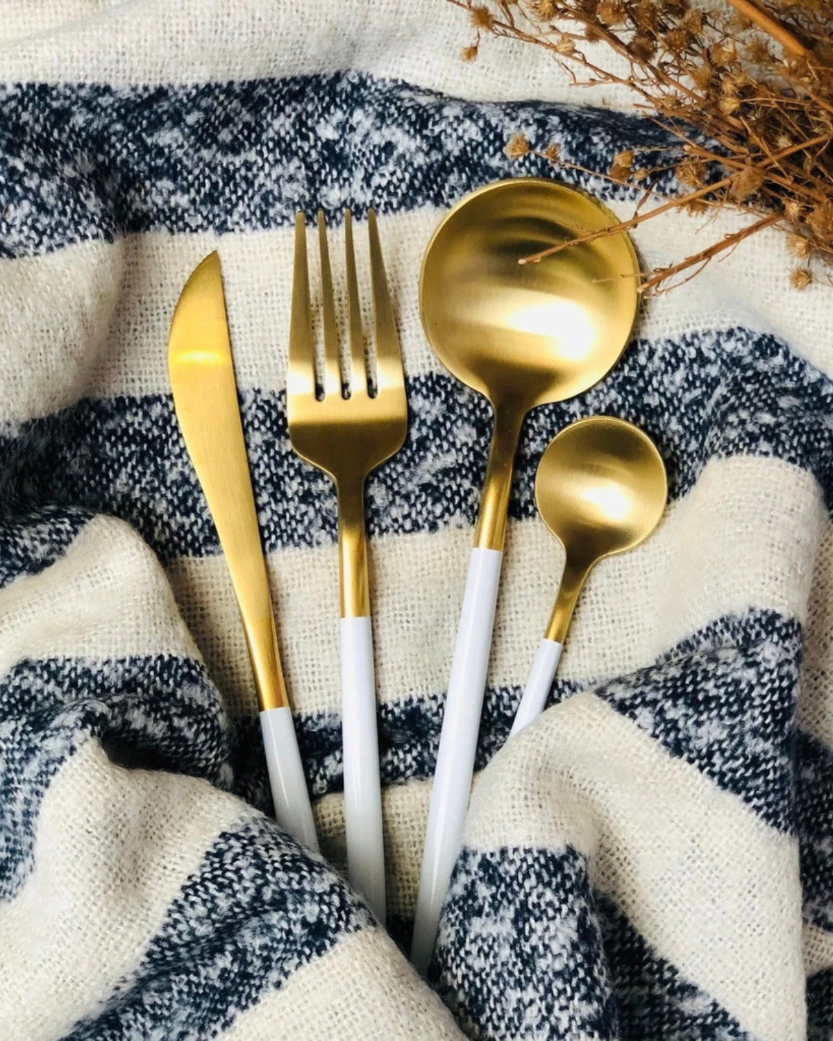 Carvallo Lumine – Lyxigt Bestickset med Guldaccenter och Matt Svarta Handtag