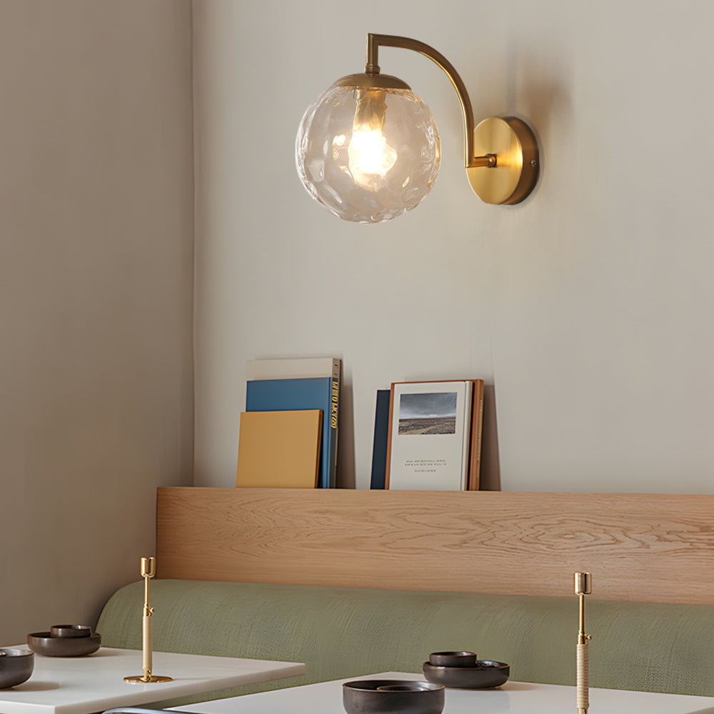1-ljuskälla böjd arm vägglampa med bollformad ribbad glaslöpa