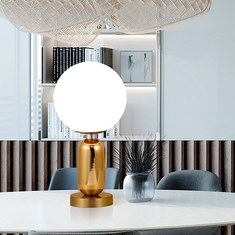 GloBelle - Modern glasklotformad lampa med gyllene metallfot