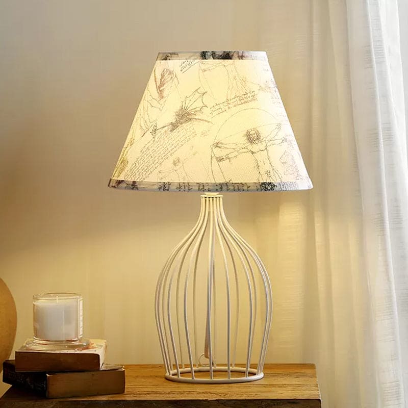LumeCone – Kegelformad Bordslampa med Trådkorgsbas