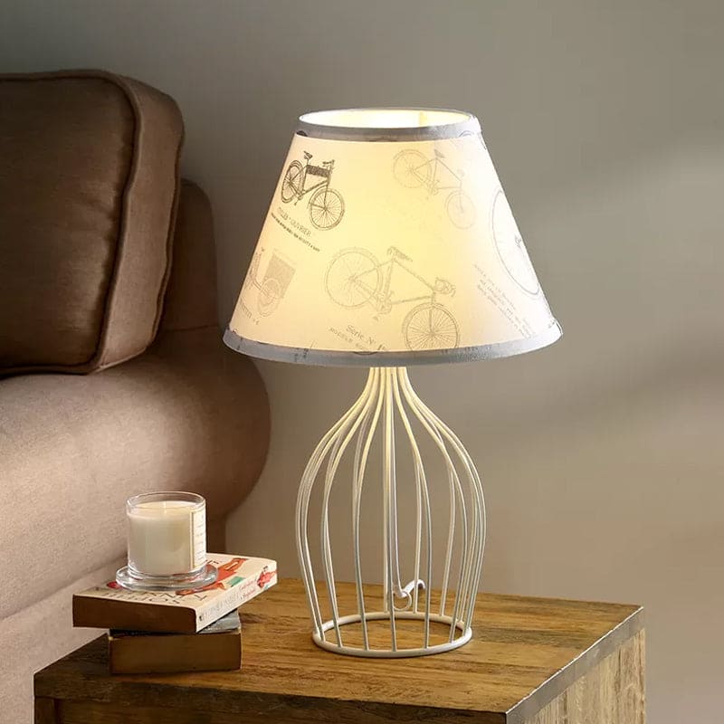 LumeCone – Kegelformad Bordslampa med Trådkorgsbas
