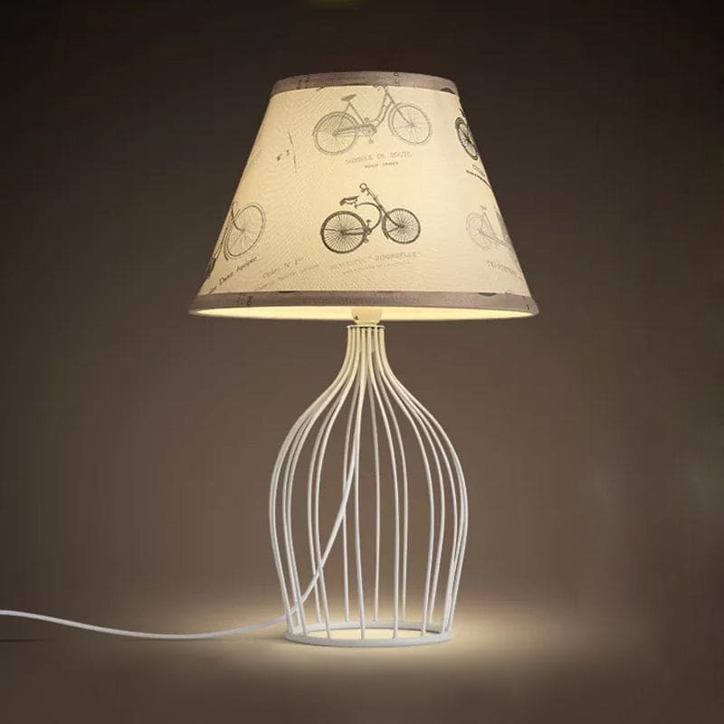 LumeCone – Kegelformad Bordslampa med Trådkorgsbas