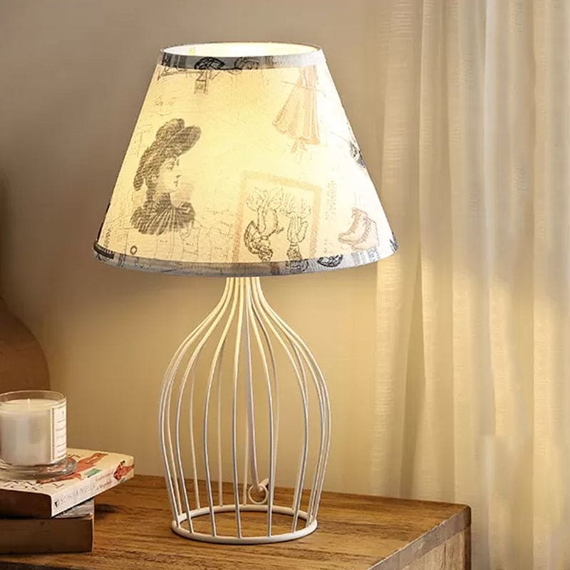LumeCone – Kegelformad Bordslampa med Trådkorgsbas