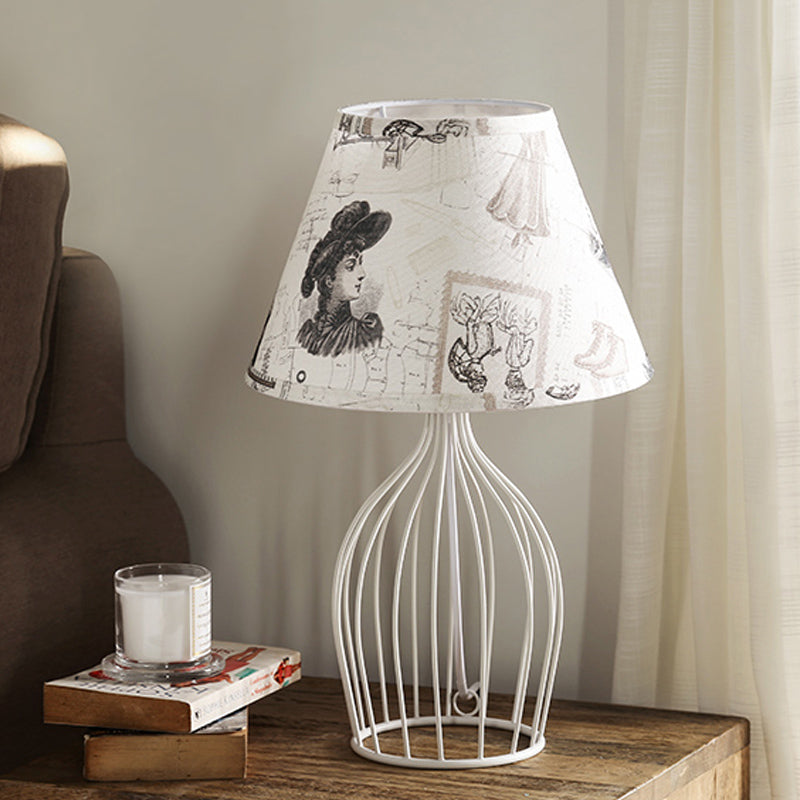 LumeCone – Kegelformad Bordslampa med Trådkorgsbas
