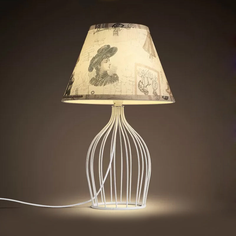 LumeCone – Kegelformad Bordslampa med Trådkorgsbas