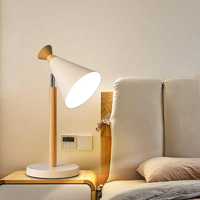 ÉclatNordic – Modern Bords lamp i Järn med Trumpet Design
