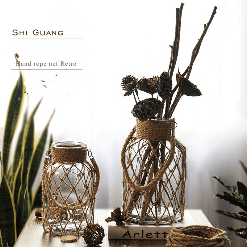 Rustik Glasvas med Jute Snöre – Dekorativ och Tidlös för Din Inredning