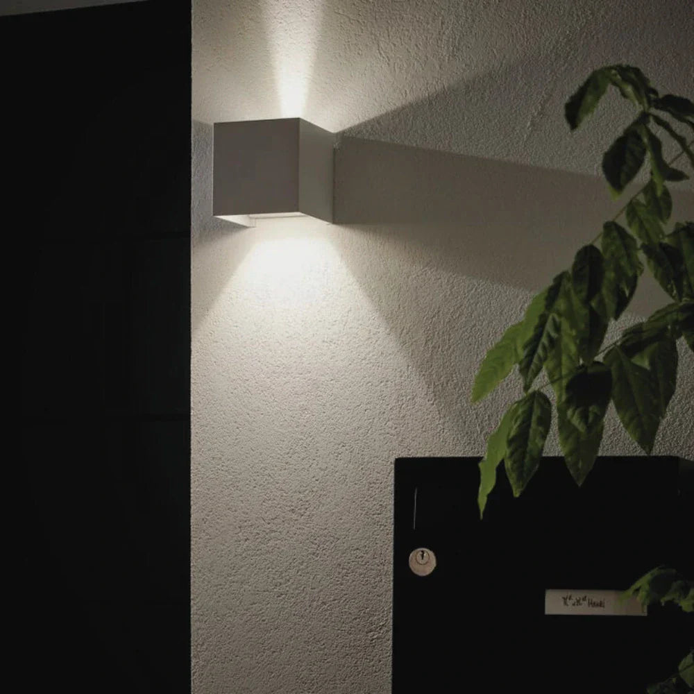 Modern svart aluminium vägglampa