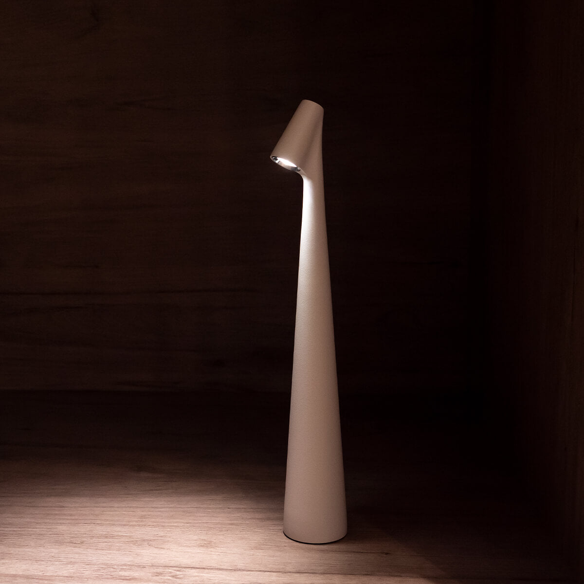 GlowContour – Stilren skrivbordslampa med skulpterad design