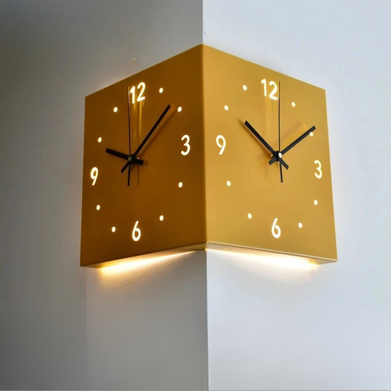 DualEdge - Modern väggklocka med skala och tyst gång