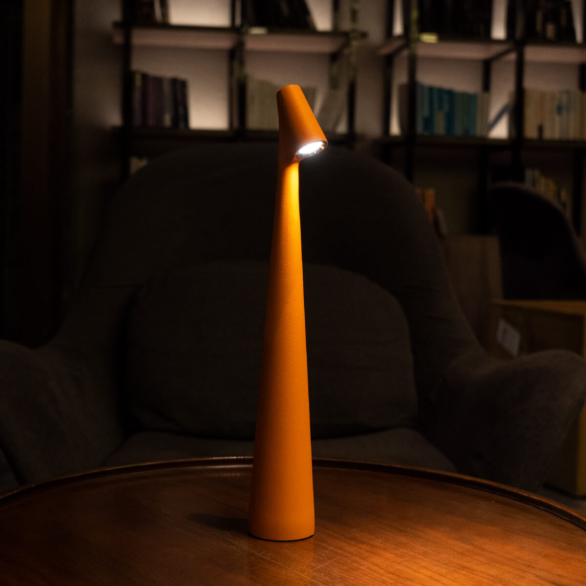 GlowContour – Stilren skrivbordslampa med skulpterad design