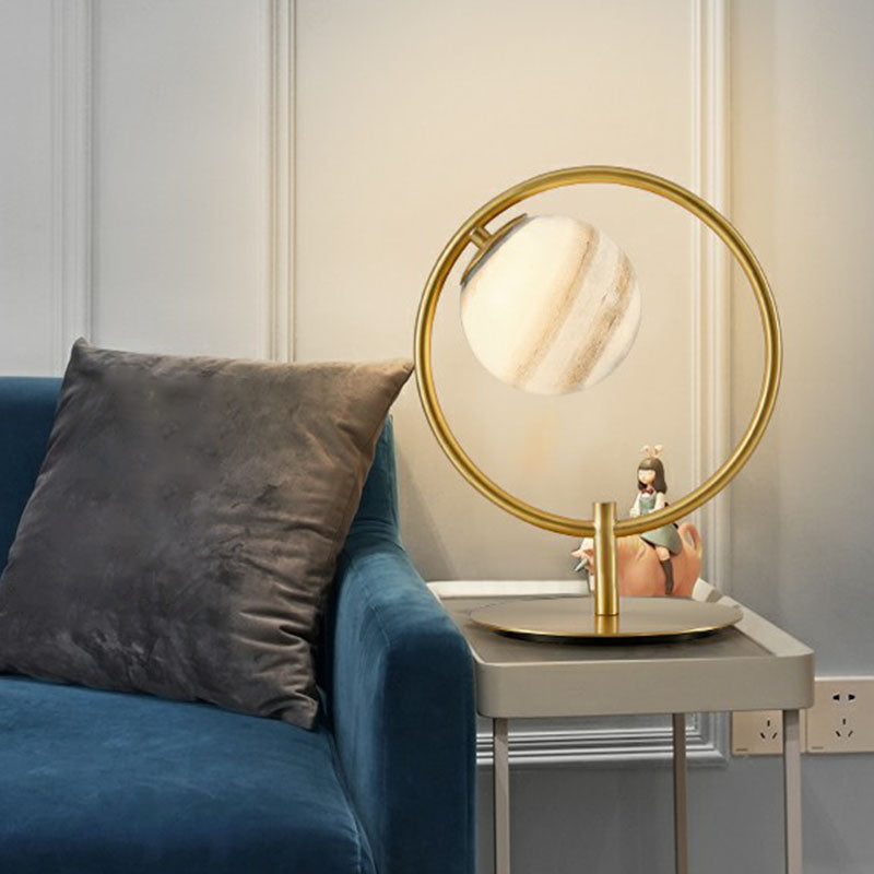 Planet Bordslampa - Guld Färgad Metallring med Glasboll, Modern LED Nattlampa