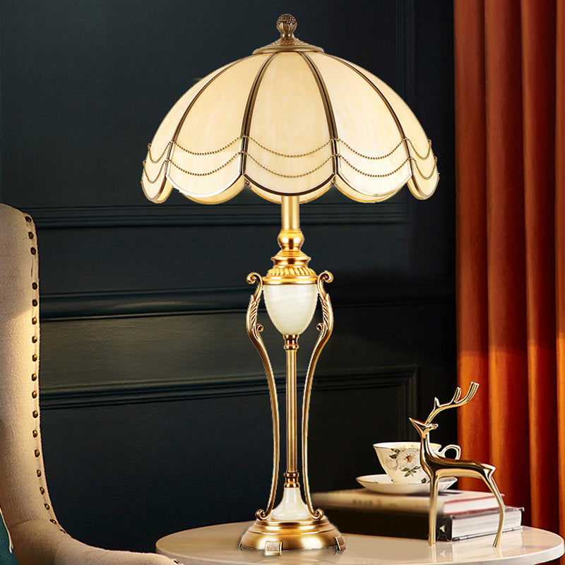 Traditionell Brons Bordslampa - Klassisk Design med Vågig Lampskärm