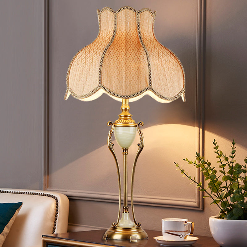 Traditionell Brons Bordslampa - Klassisk Design med Vågig Lampskärm