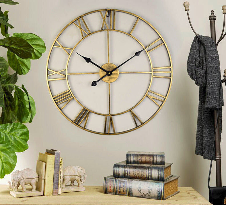 Stor retro väggklocka av järn i vintage-stil