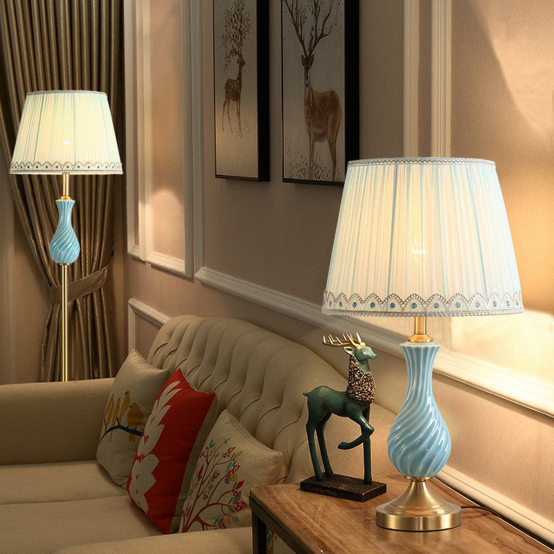 Blå Vasa Nattduksbordslampa - Modern Keramisk Bordslampa med Fållad Tygskärm