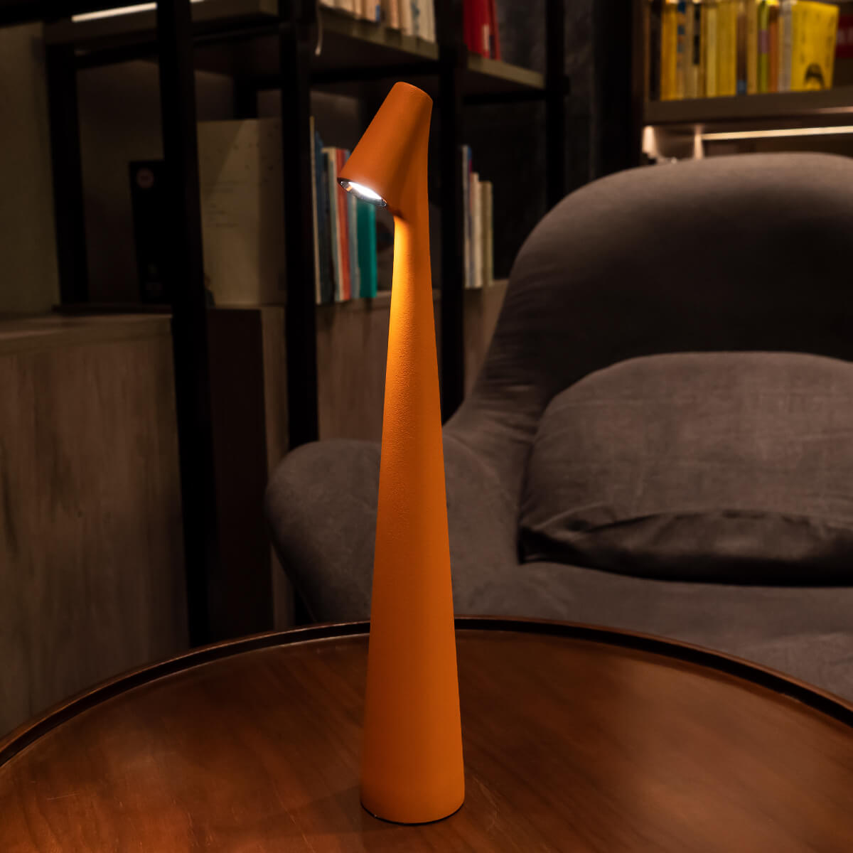 GlowContour – Stilren skrivbordslampa med skulpterad design
