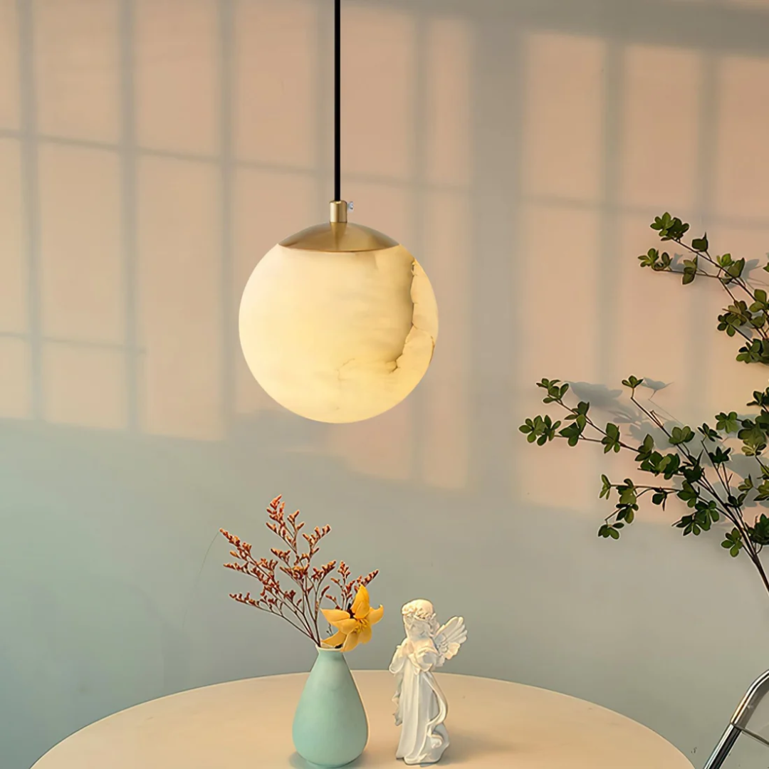 Alvora Orb | Pendellampa i alabaster med varmt LED-ljus