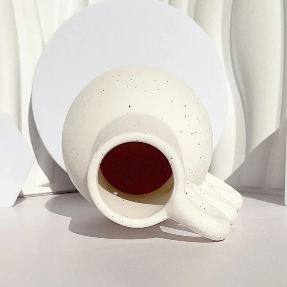 Carvallo – Elegant skulptural vas med klassiska inredningsdetaljer