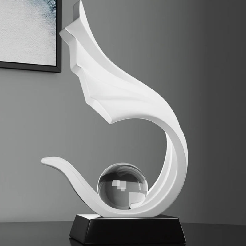 Orbelle – Konstnärlig abstrakt skulptur med kristallklar kula och elegant form