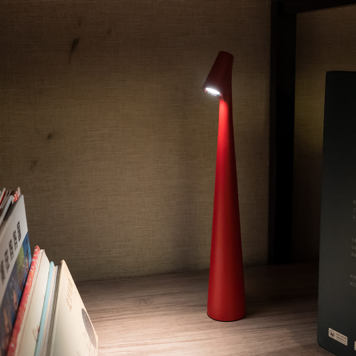 GlowContour – Stilren skrivbordslampa med skulpterad design