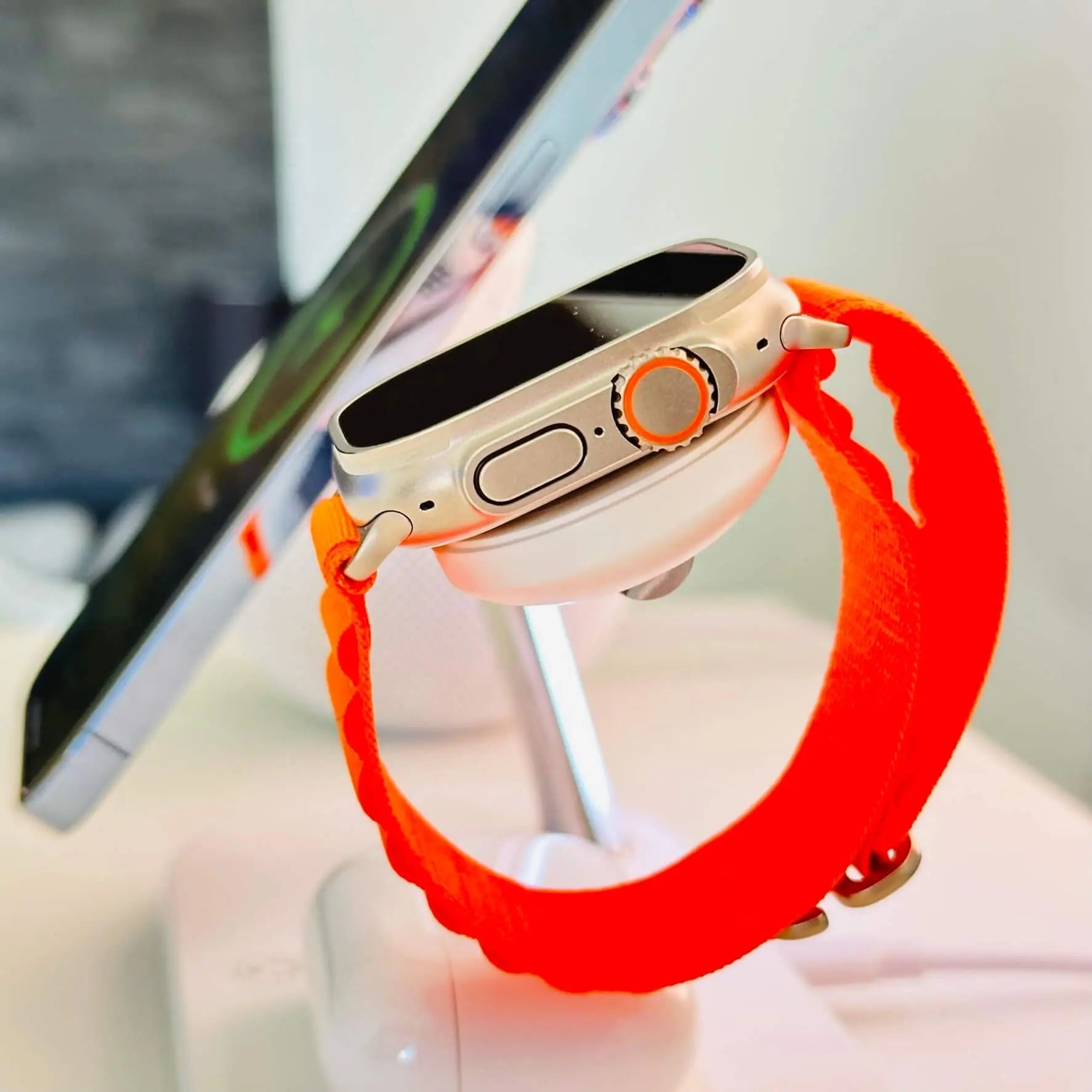 Trådlös laddstation med magnetisk ställning