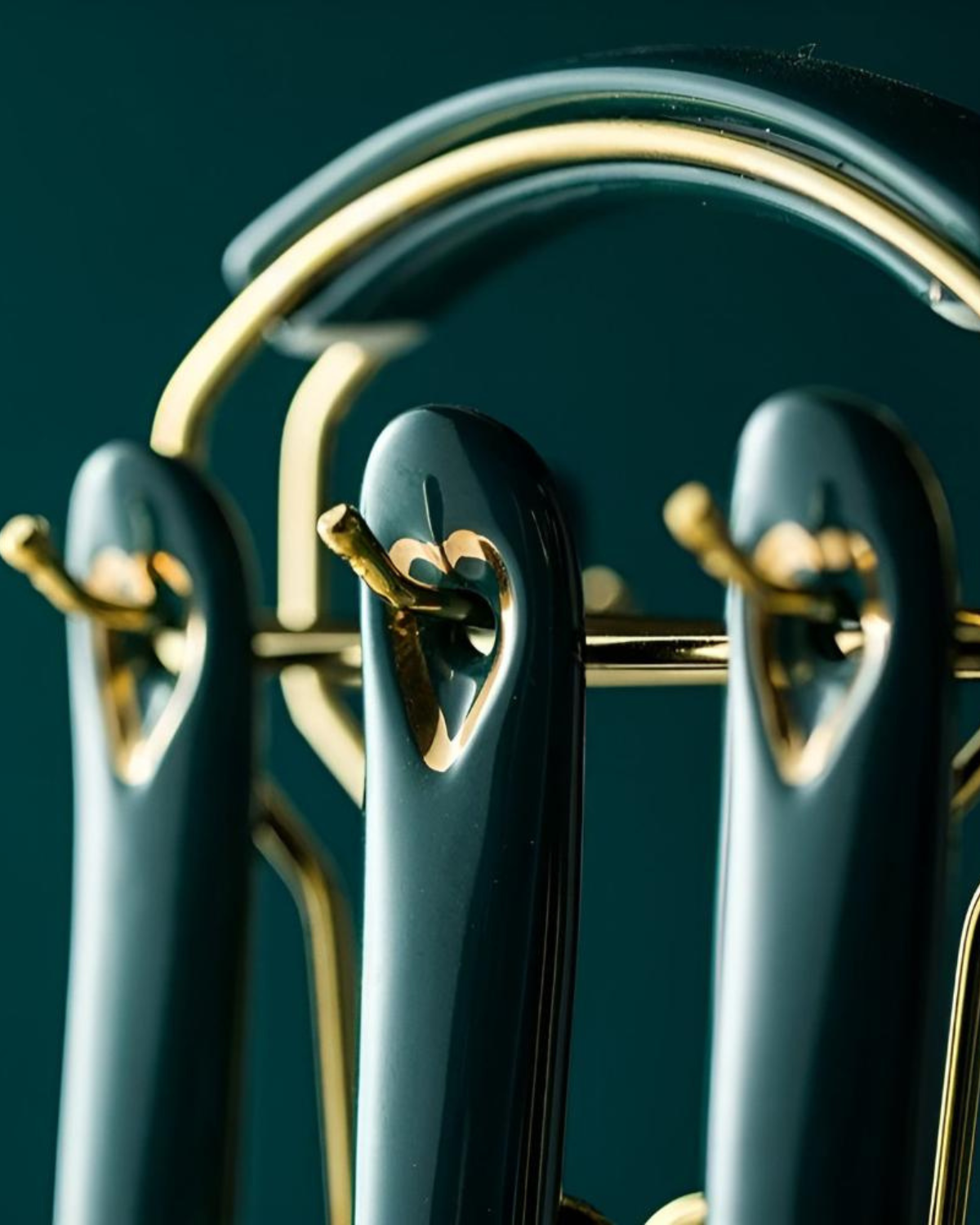 Éclat Gourmet – Lyxigt Kökstillbehör Set med Guld Finish & Smaragdgröna Handtag