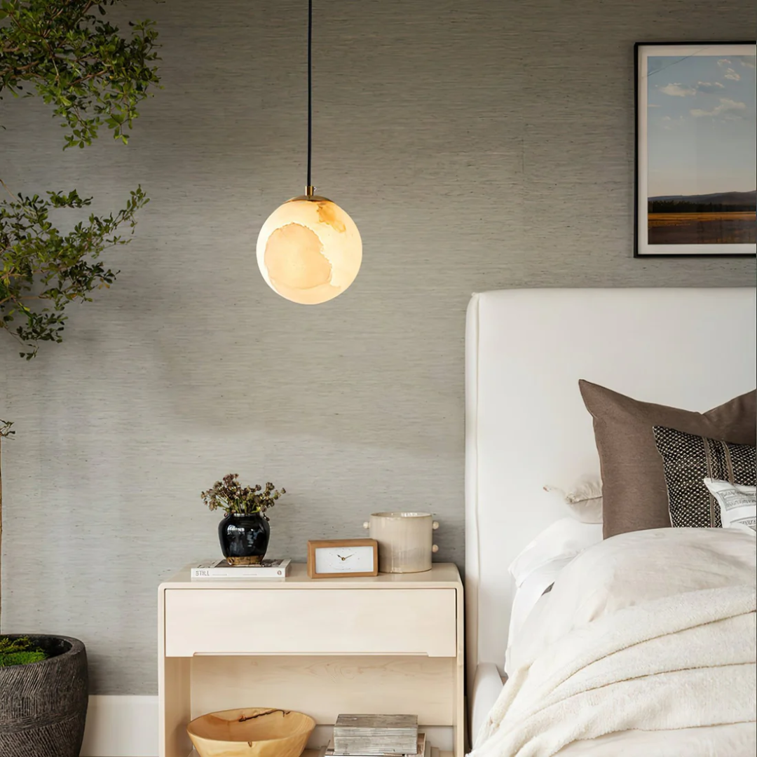 Alvora Orb | Pendellampa i alabaster med varmt LED-ljus