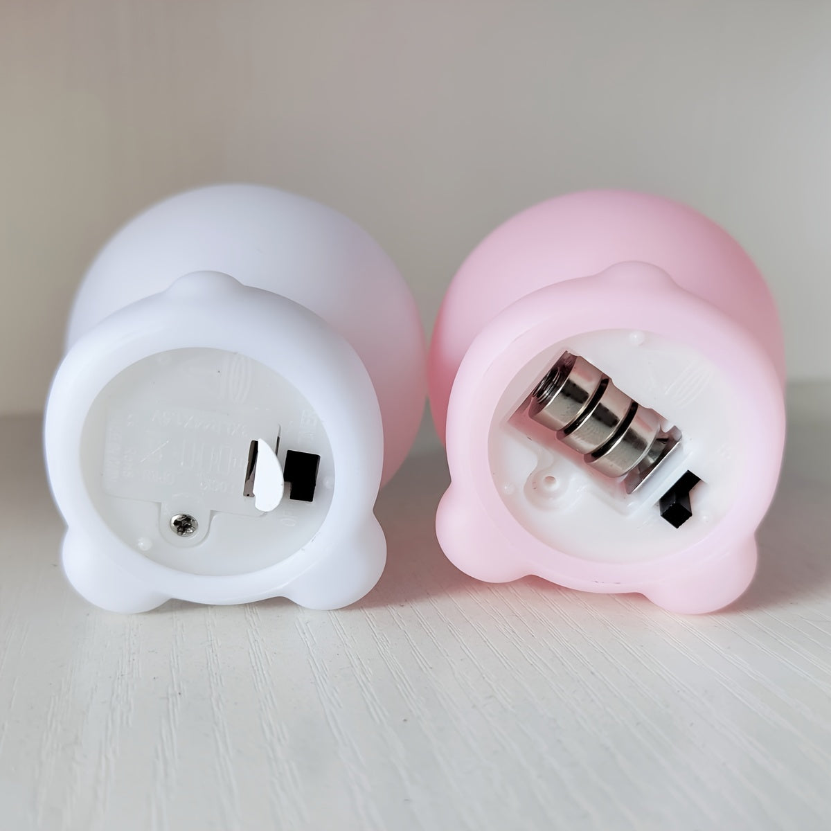 BunnyBright - Grotekop Kanin LED Bordslampa med Batteridrivning och Anime Design