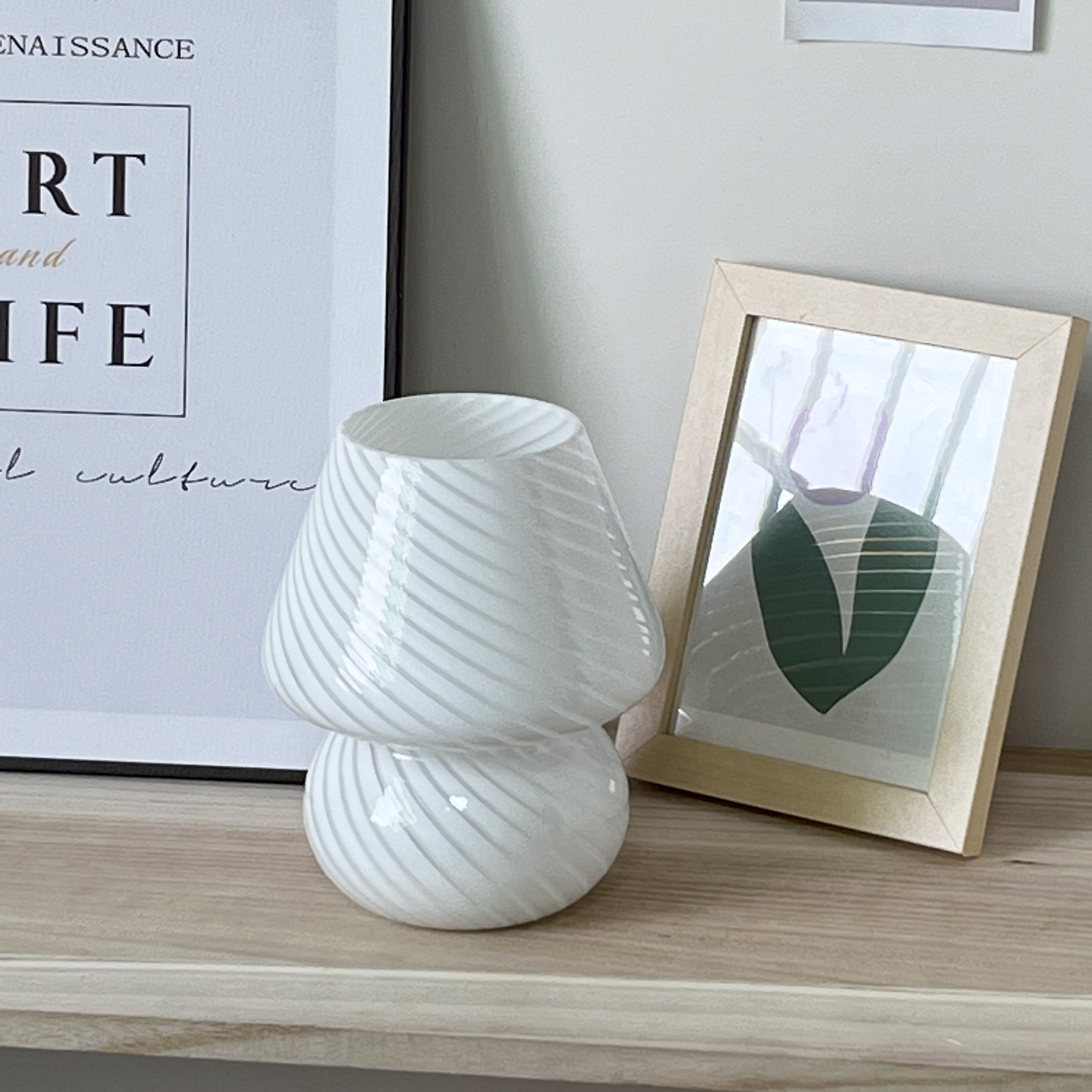 Randig Bordslampa - Atmosfärisk och Tidlös Design