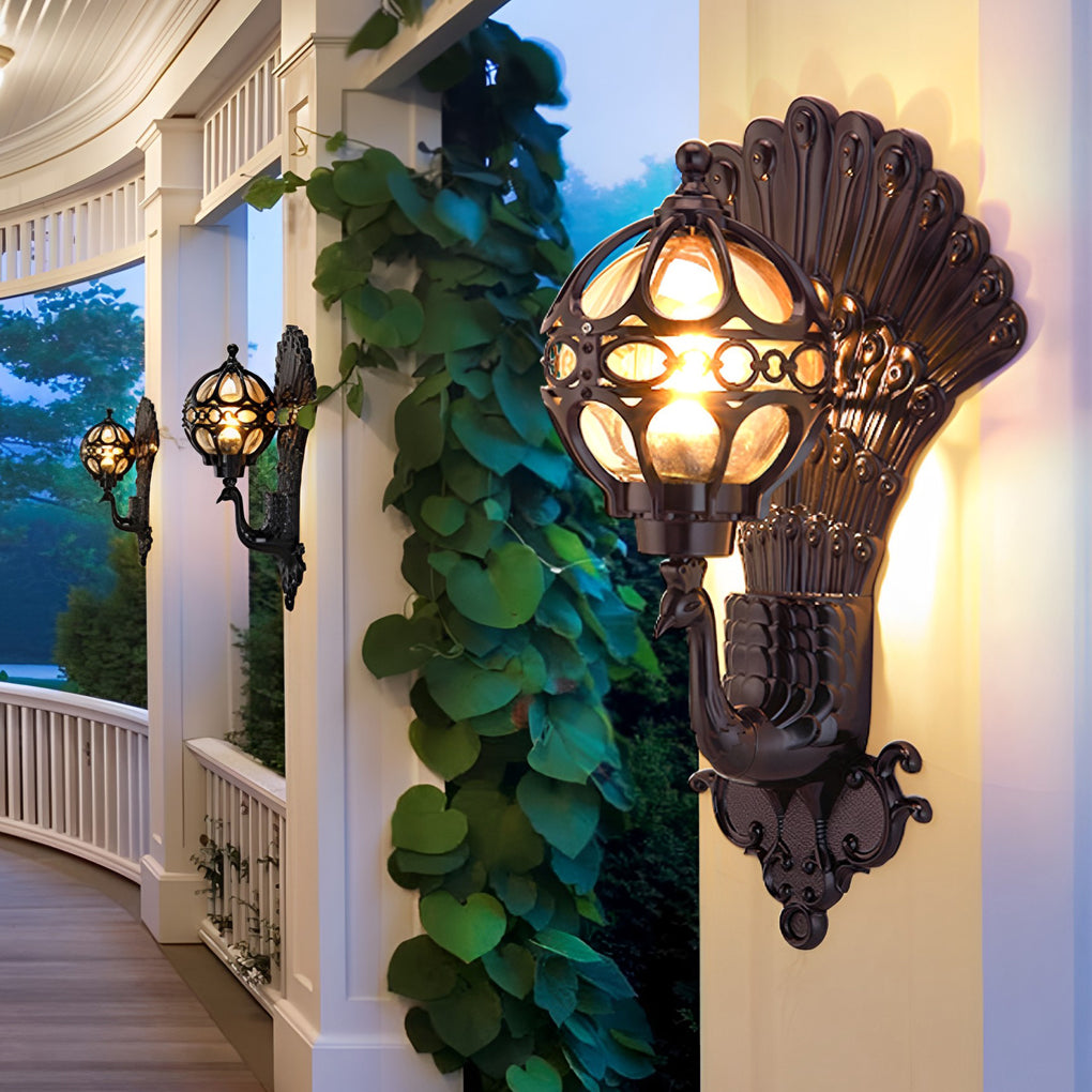 Utomhusvägglampa med vintage påfågeldesign