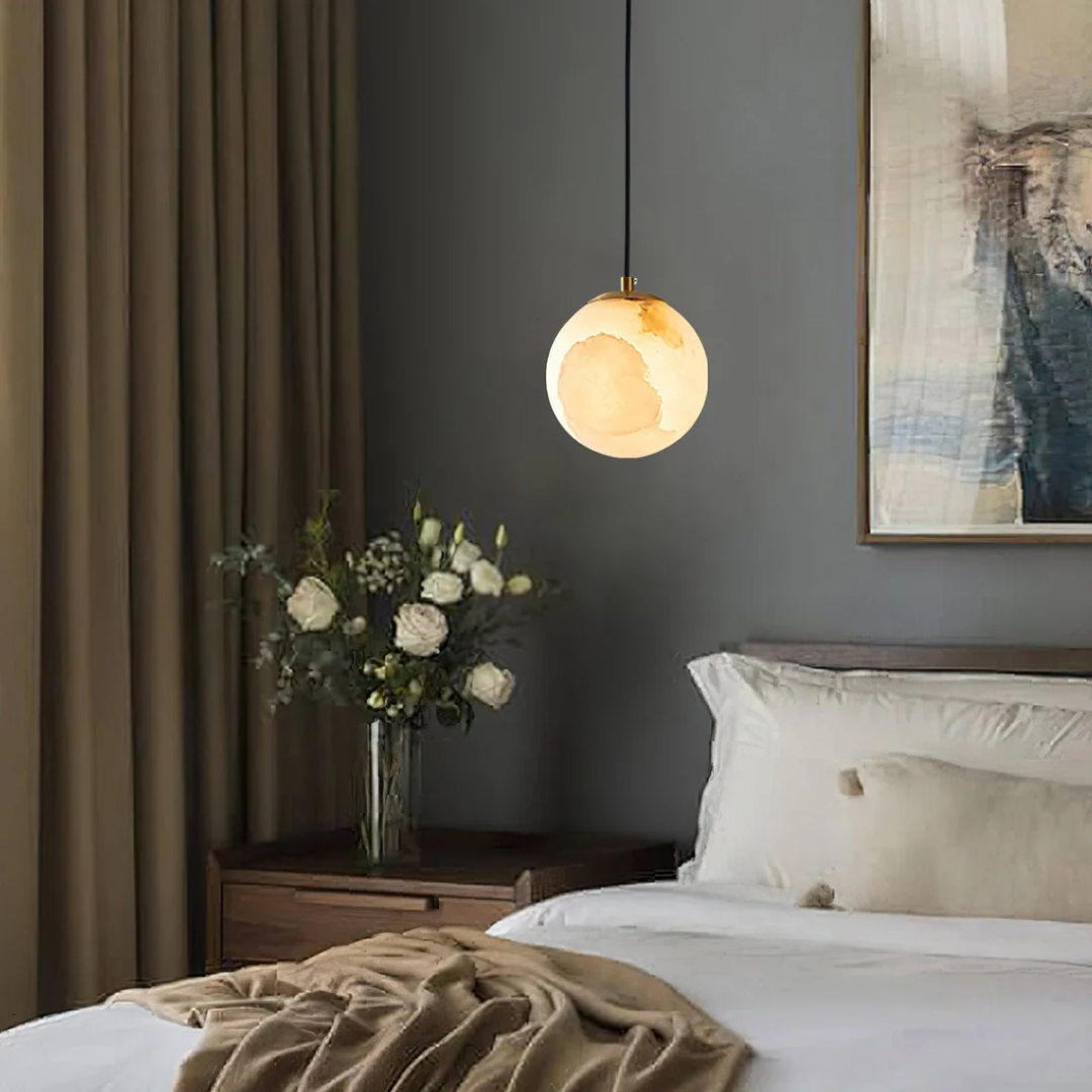 Alvora Orb | Pendellampa i alabaster med varmt LED-ljus