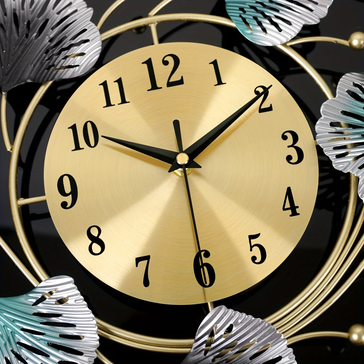 Metallisk Bladvformad Väggklocka - Tyst Mekanism, AA Batteri, Modern Minimalistisk Design