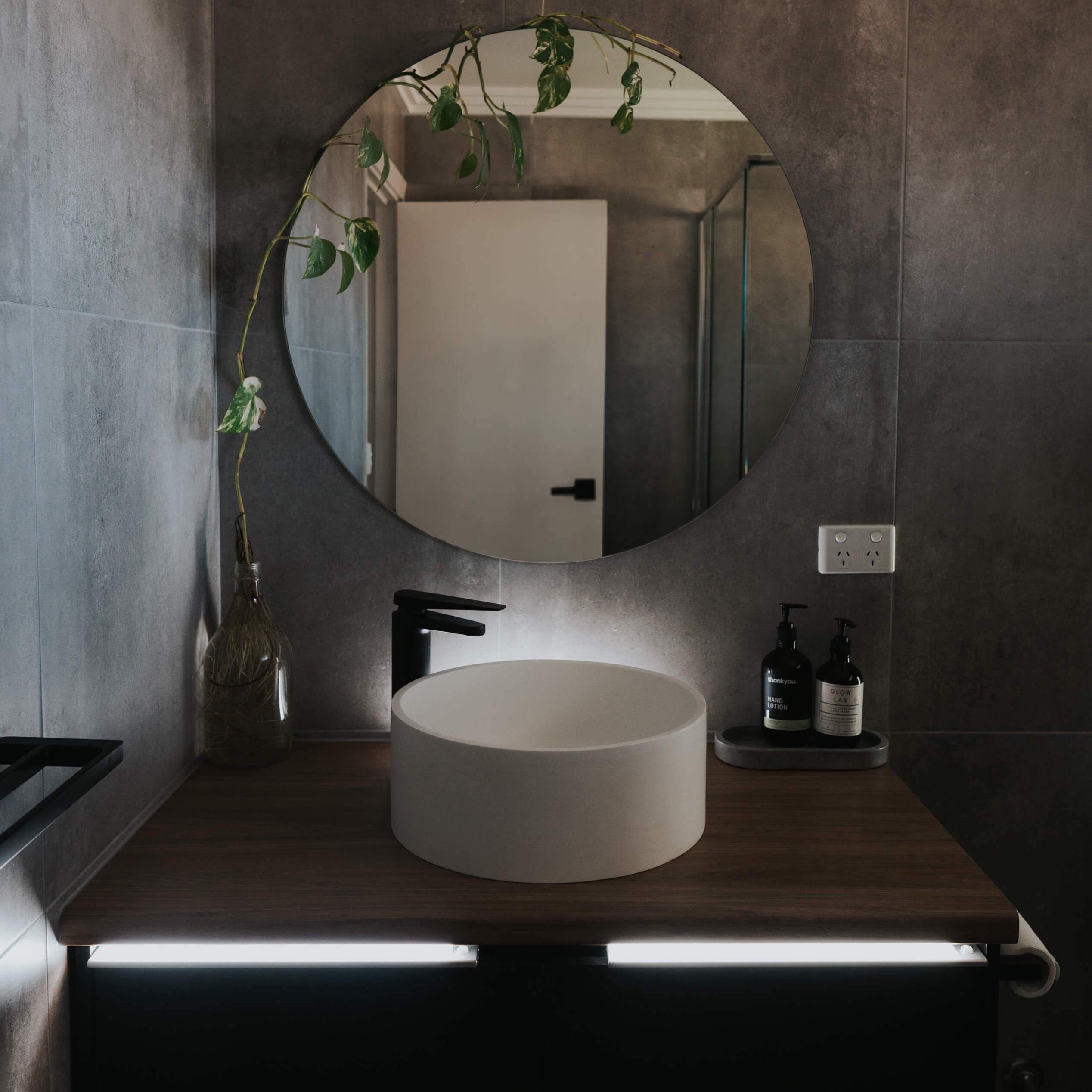 MotionBright - LED-lampa med rörelsesensor för moderna hem