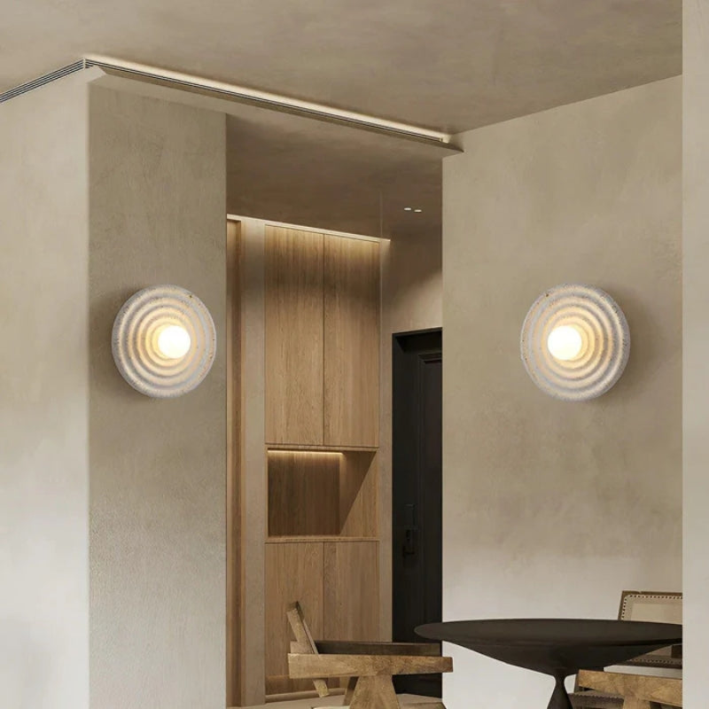 NovaHalo – Vägglampa i Wabi-Sabi Stil med Vågtextur