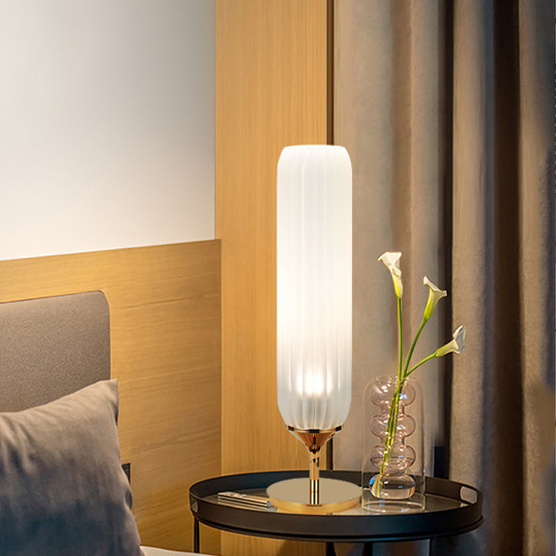 GoldCyl - Modern LED Bordslampa med Ribbad Glas Skärm