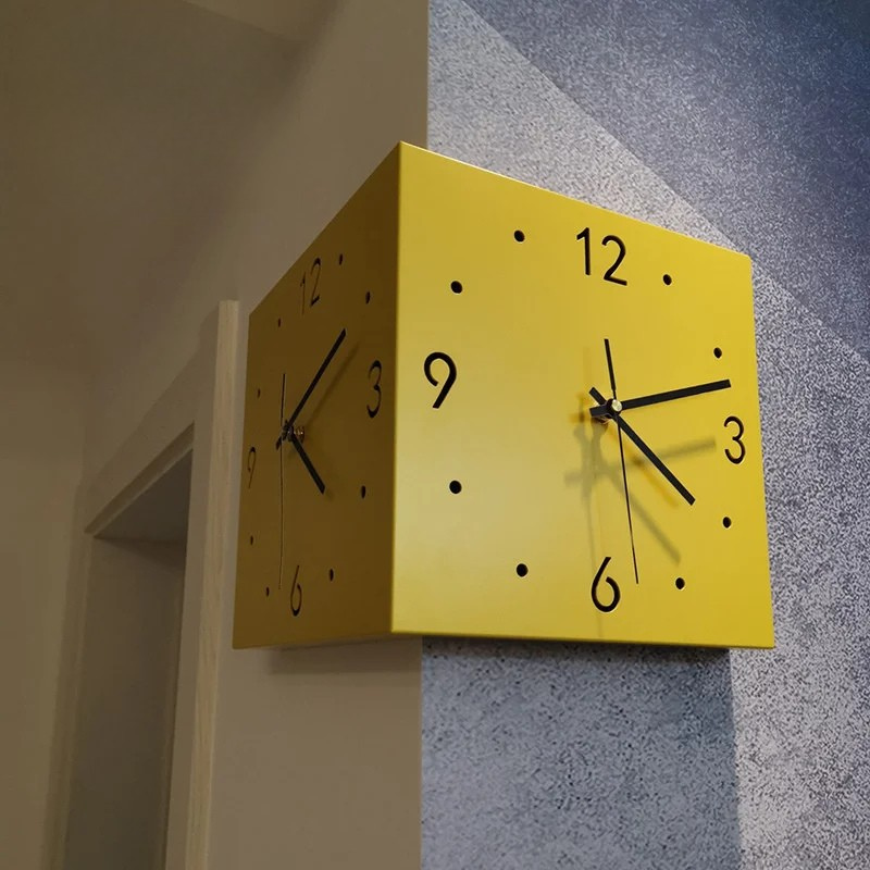 DualEdge - Modern väggklocka med skala och tyst gång