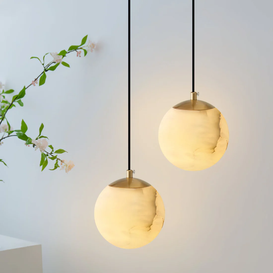 Alvora Orb | Pendellampa i alabaster med varmt LED-ljus