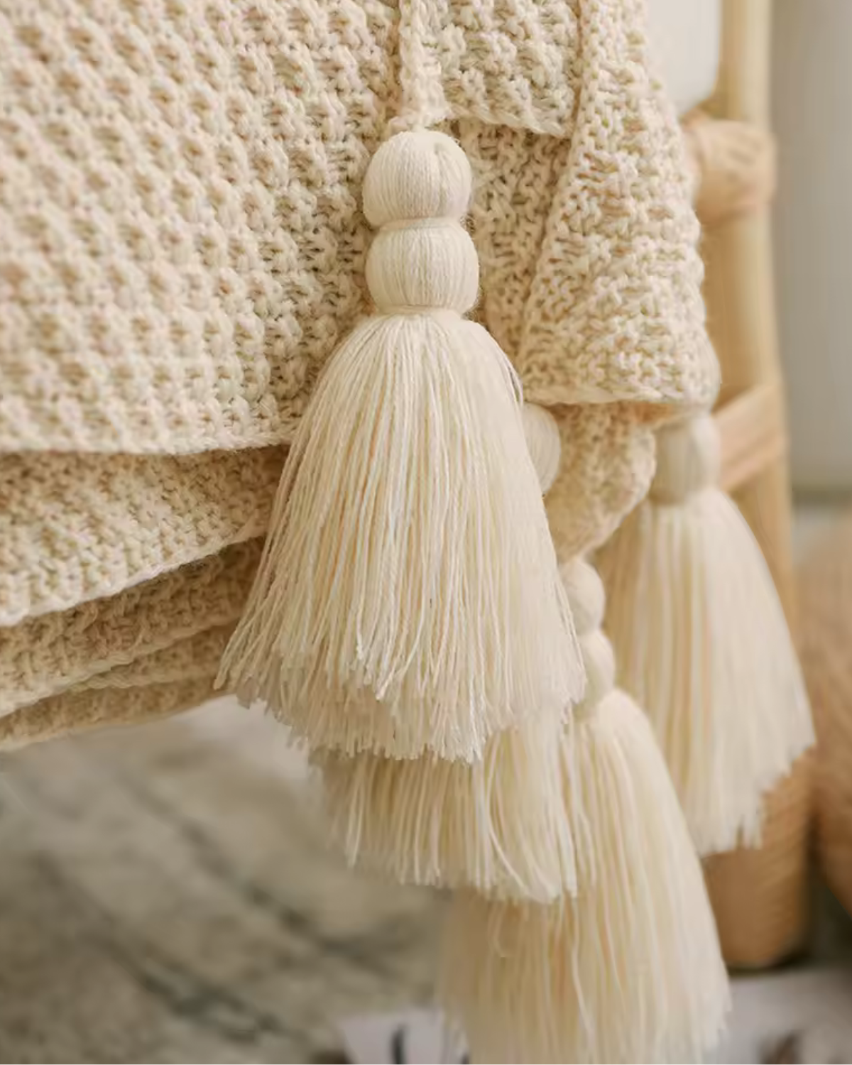 Carvallo Maison – Lyxig Stickad Filt med Subtila Fransen detaljer