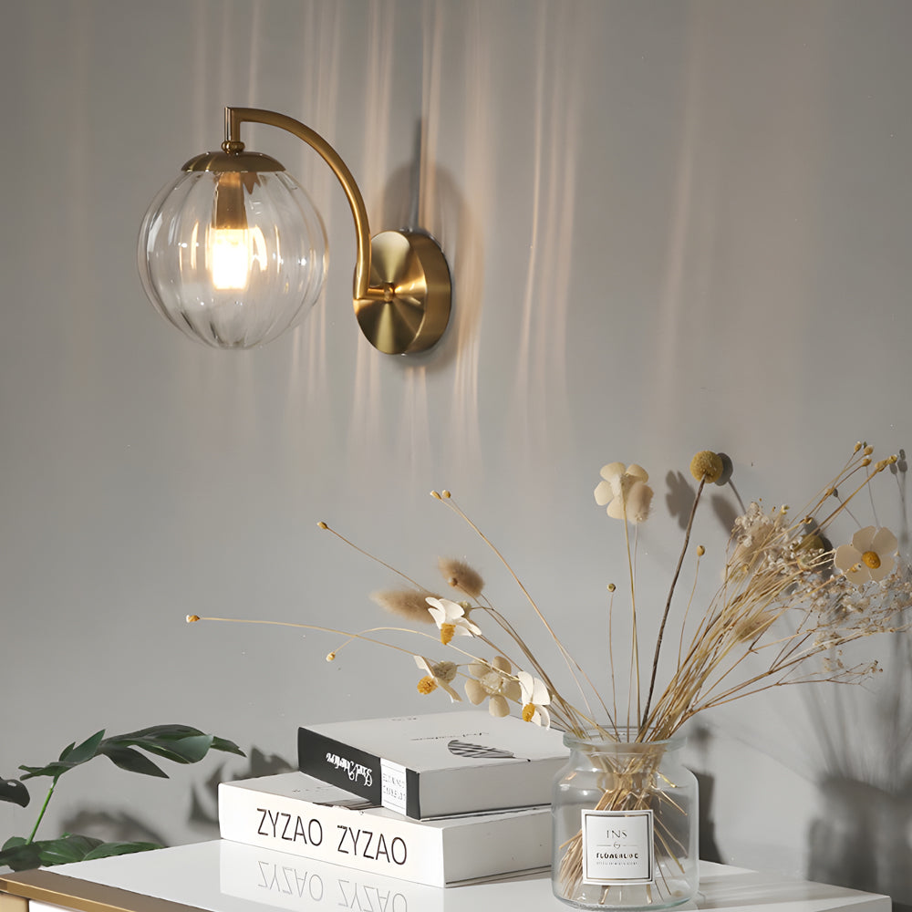 1-ljuskälla böjd arm vägglampa med bollformad ribbad glaslöpa