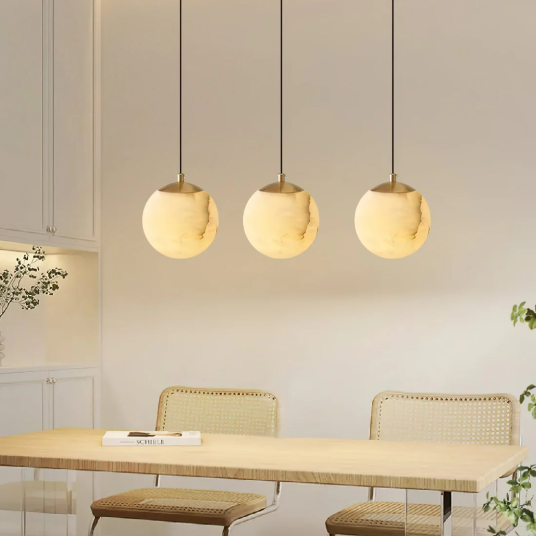 Alvora Orb | Pendellampa i alabaster med varmt LED-ljus