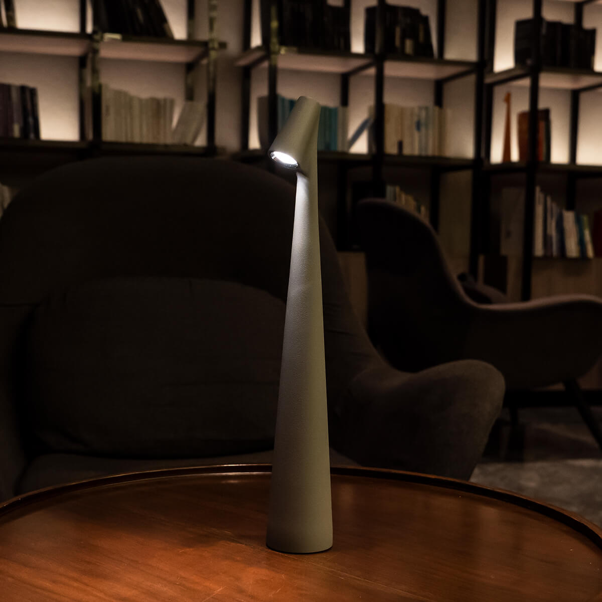GlowContour – Stilren skrivbordslampa med skulpterad design