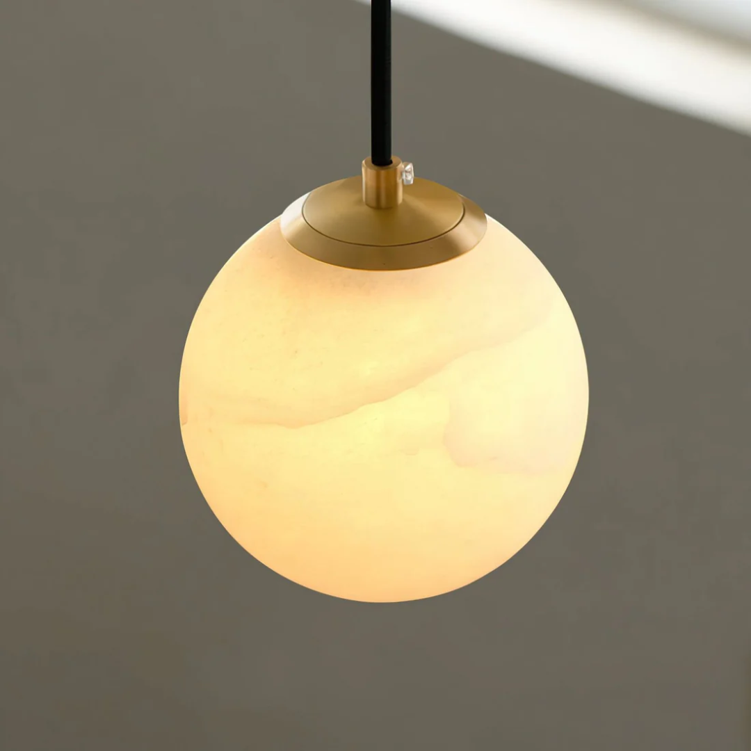 Alvora Orb | Pendellampa i alabaster med varmt LED-ljus