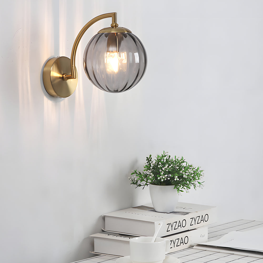 1-ljuskälla böjd arm vägglampa med bollformad ribbad glaslöpa