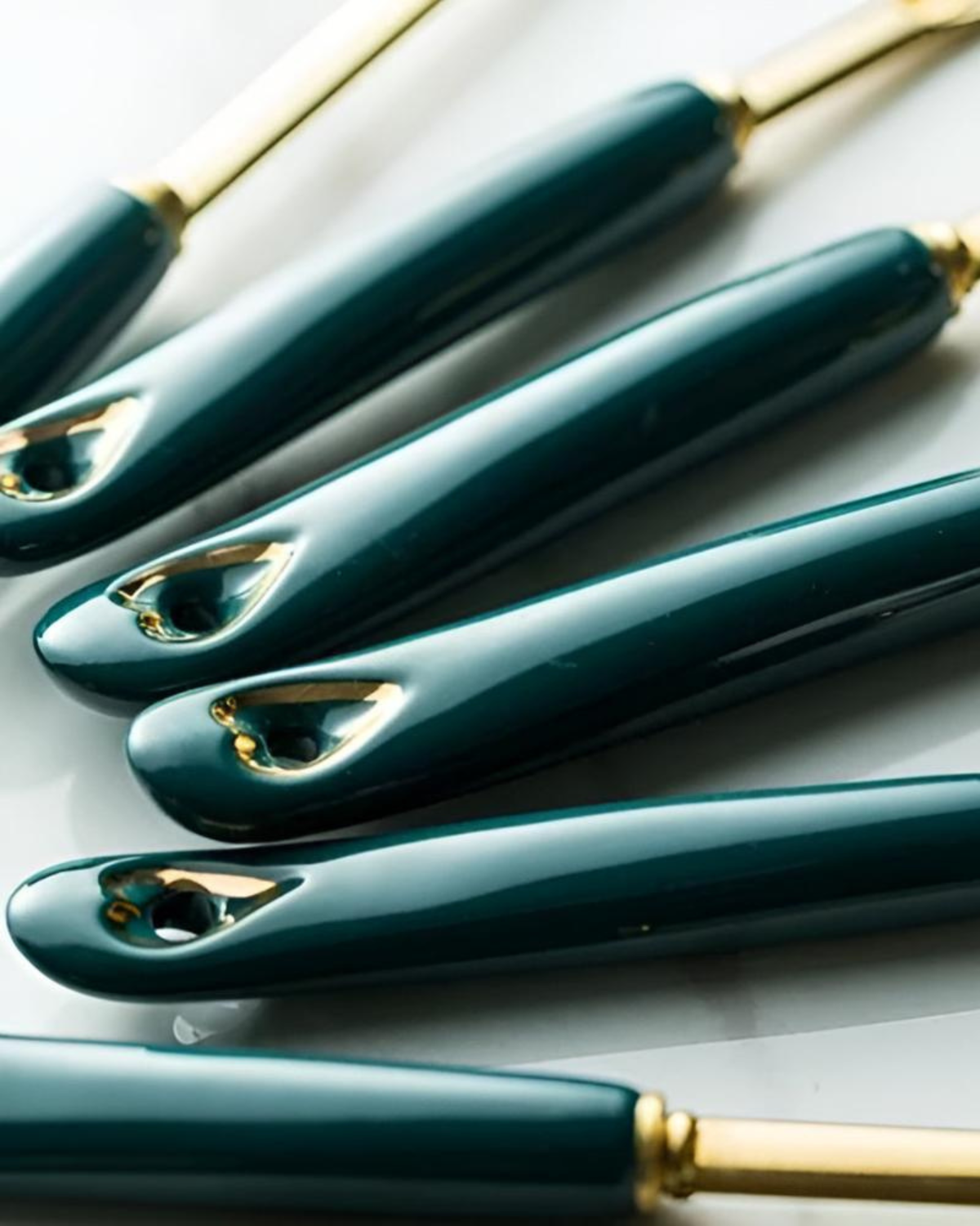 Éclat Gourmet – Lyxigt Kokkärlset med Guldfinish och Eleganta Detaljer