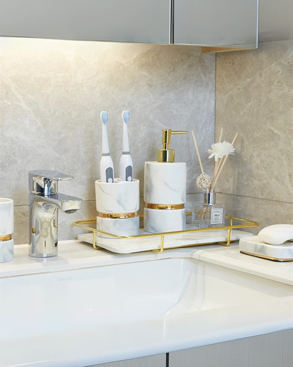 Carvallo Marmor Elegance – Lyxigt Marmorbadrumset med Gyllene Detaljer (6-delat)