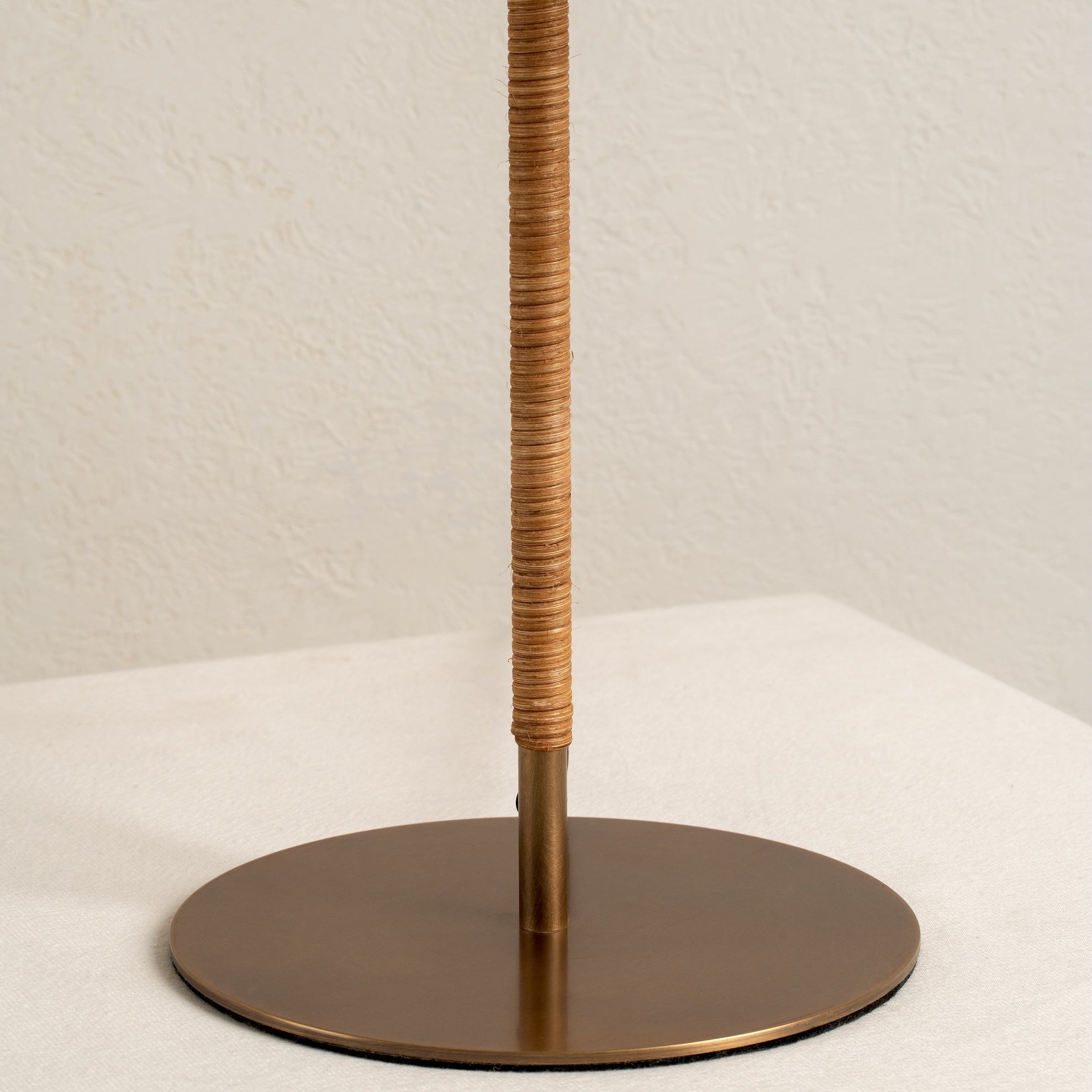 Anji Bordslampa Bamboo | Sänglampor & Belysning för Vardagsrum | Mid Century Modern | Åldrad mässingsbas | Brick by Brick