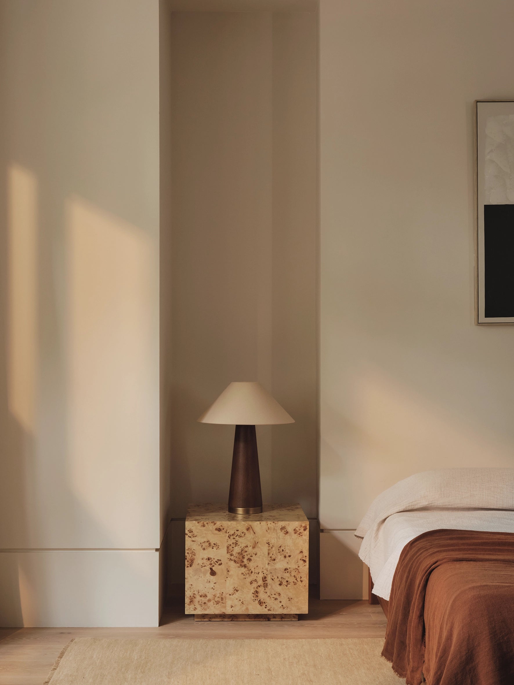 Baneza Bordslampa | Åldrad Mässing & Trä | Mysig Sänglampan med Varm Cream Linne Skärm | Brick by Brick